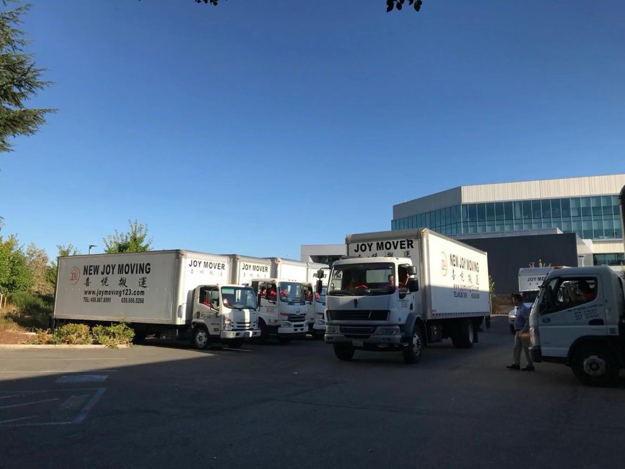 PrimeMoveXCorp品牌車隊停泊在總部